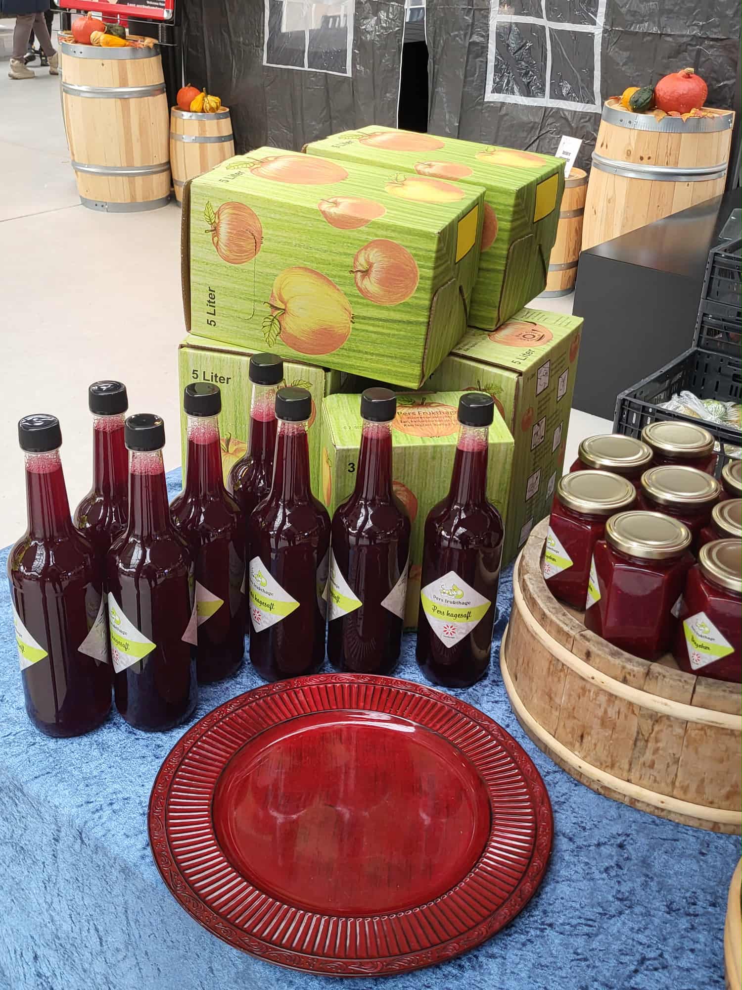 Eplemost,saft i flasker og syltetøy.Eikelandsosen.