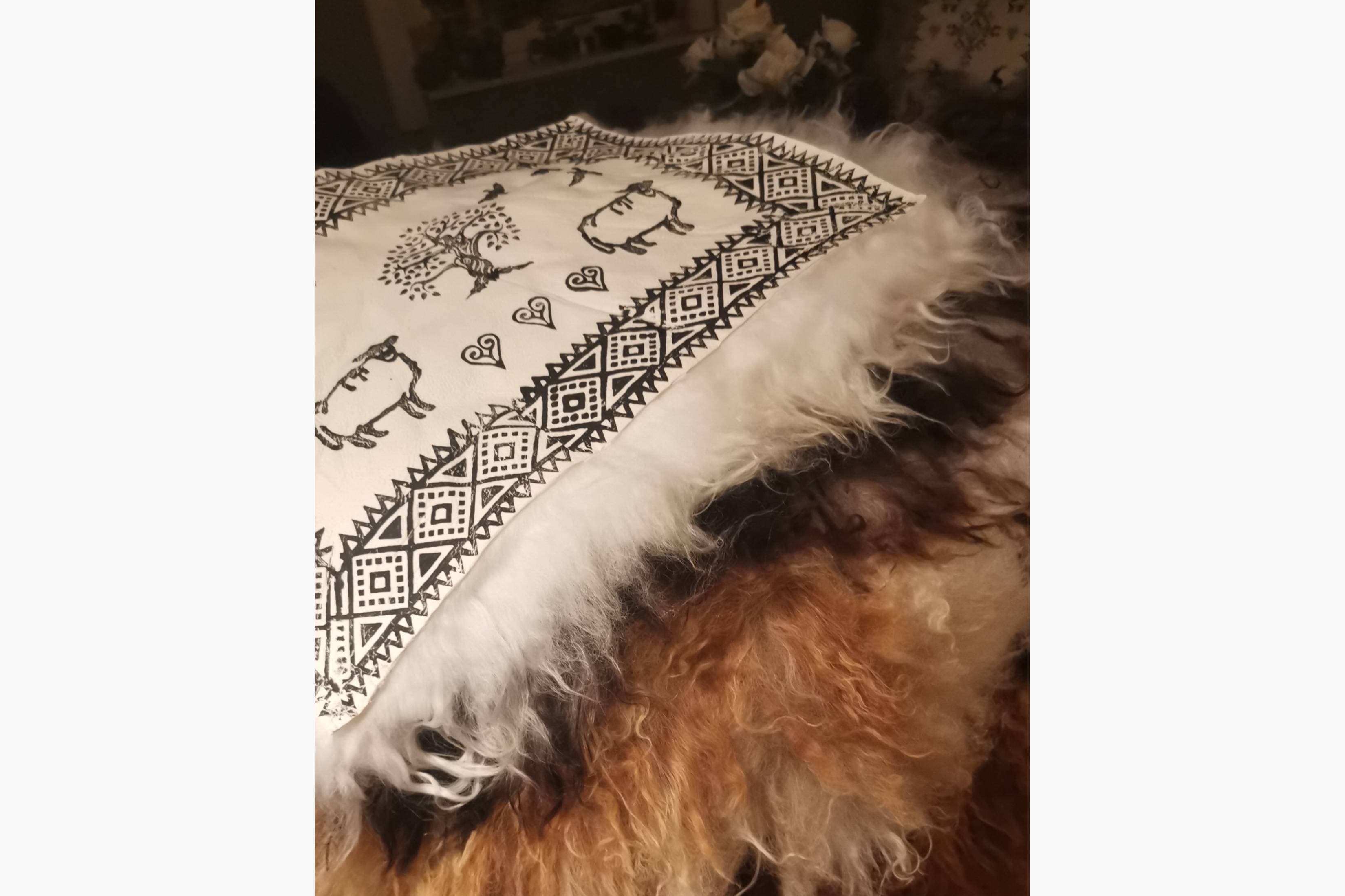 Skinn fra egen produksjon med, eller uten forskjellig håndtrykt mønster